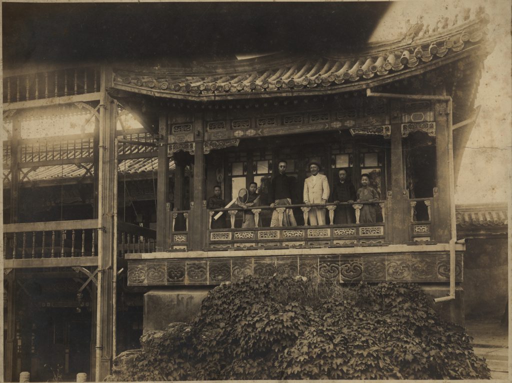二十世纪初期老照片庄士敦与溥仪、溥杰、润麒在养性斋楼上插图