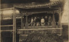 二十世纪初期老照片庄士敦与溥仪、溥杰、润麒在养性斋楼上缩略图
